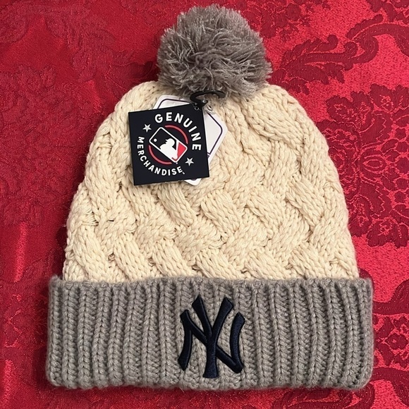 Brand New MLB New York Yankees Cream & Gray Knit Pom Hat w/ Embroidered Logo - Picture 1 of 11
